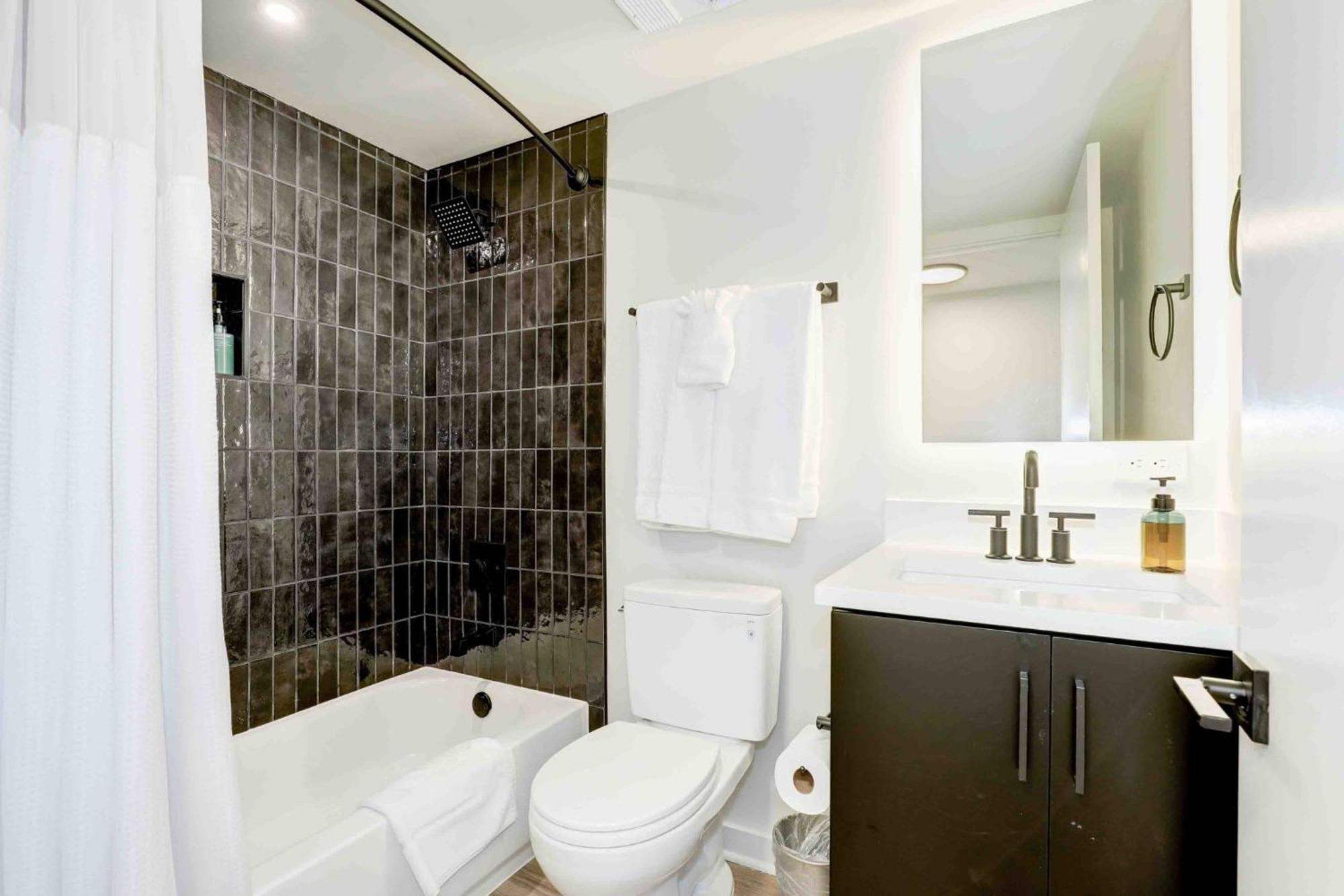 2Br Comfort Apartment In Prime Location أرلنغتون المظهر الخارجي الصورة